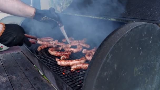 Salsichas grelhadas para churrasco — Vídeo de Stock