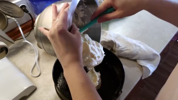 Mujer cocinando un pastel — Vídeo de stock
