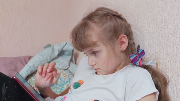 Bambina con smartphone — Video Stock