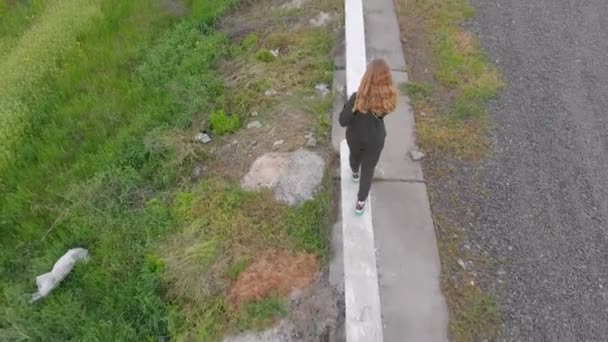 Воздушная женщина ходит пешком — стоковое видео