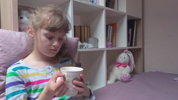 Девушка, пьющая чай — стоковое видео