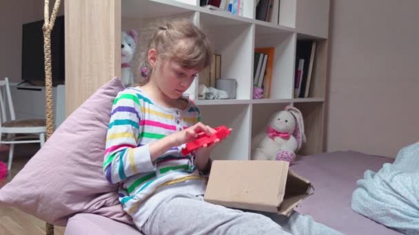 Девушка играет с антистрессовой игрушкой — стоковое видео