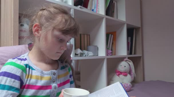 Ragazza con un libro bere tè — Video Stock