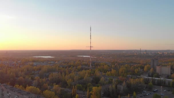 Torre de TV ao pôr do sol — Vídeo de Stock