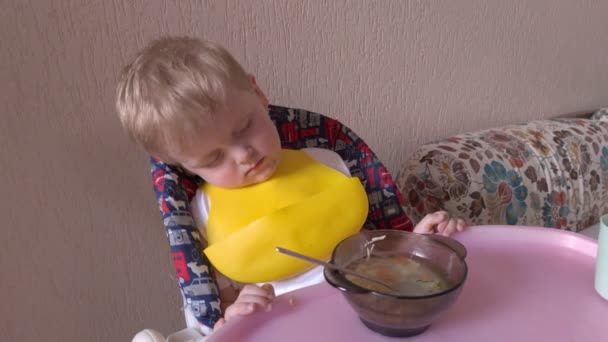 Garçon tombé endormi à la table — Video