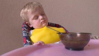 Küçük çocuk uykuya daldı.