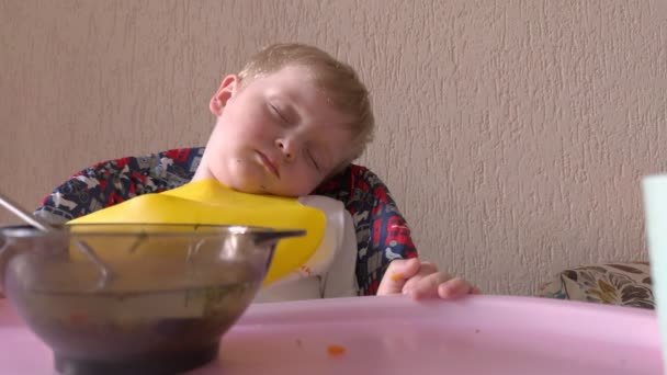 Chico cayó dormido en la mesa — Vídeo de stock