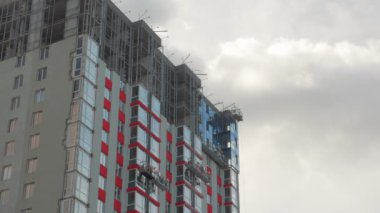 İşçiler Pencereleri Siler