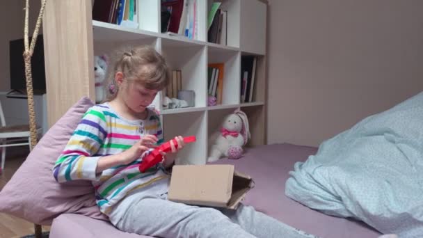 Menina com Pop It Toy — Vídeo de Stock