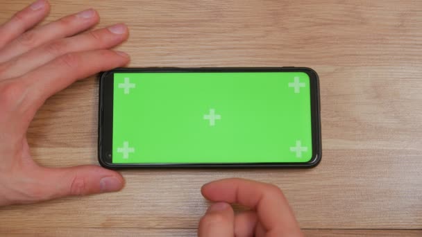 Smartphone pantalla verde Mans mano — Vídeos de Stock