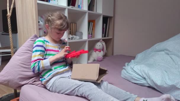 Menina com brinquedo antistress — Vídeo de Stock