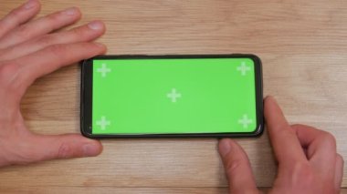 Erkek Elleri Akıllı Telefon Tutuyor