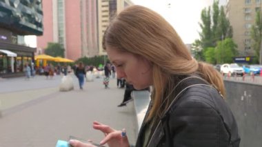 Sokakta Telefonu Olan Kadın