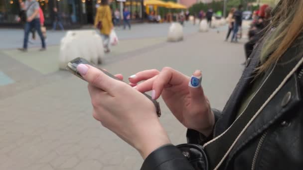 Smartphone em mãos de mulheres — Vídeo de Stock