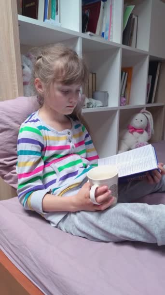 Ragazza con una tazza di lettura di un libro — Video Stock