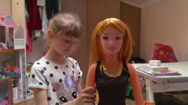 Büyük Bebekle Oynayan Kız