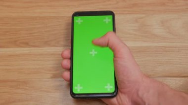 Erkek Kaydırır Akıllı Telefon Yeşil Ekran