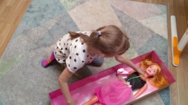 Kız kutudan bir hediye çıkardı.