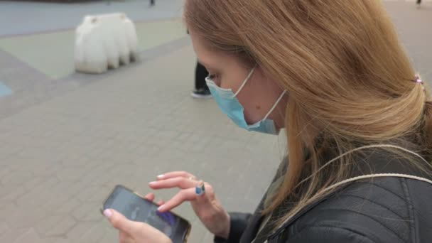 Γυναίκα σε μάσκα τηλέφωνο κοινωνικά δίκτυα — Αρχείο Βίντεο