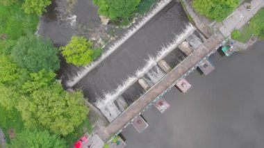 Nehir Barajının Üzerinde Uçmak