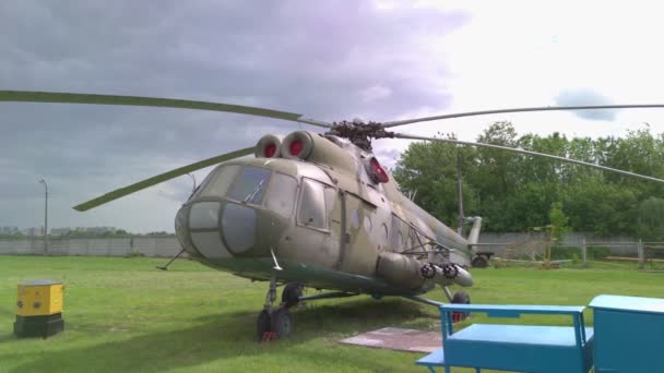 Старий військовий вертоліт — стокове відео
