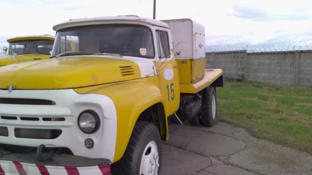 Старый служебный грузовик — стоковое видео