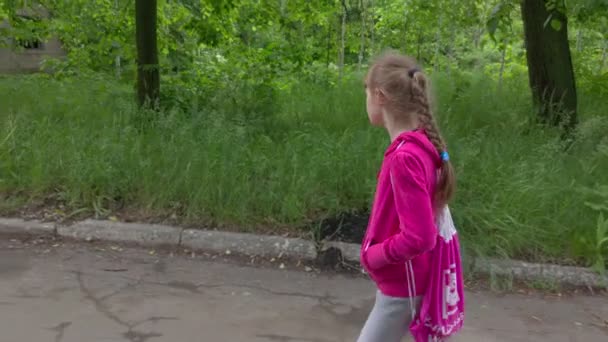 Kleines Mädchen im Park verloren — Stockvideo