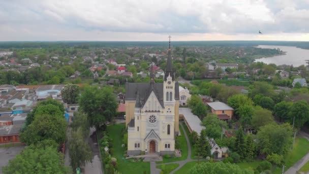 Sväljer över kyrkan — Stockvideo