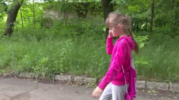 Chica solitaria en el parque — Vídeos de Stock