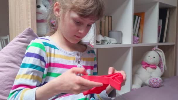 Menina com brinquedo de borracha — Vídeo de Stock