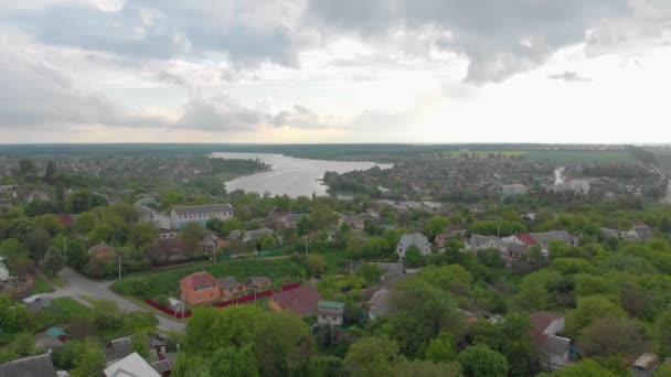 Річка і каплиця церкви — стокове відео