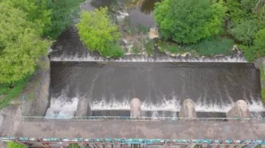 Barajın Üzerinde Uçmak