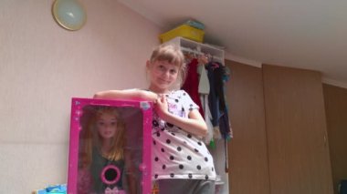 Oyuncak bebekli mutlu kız.