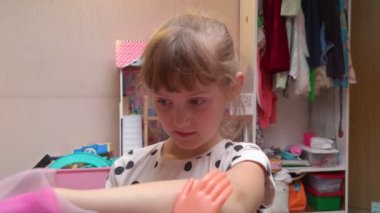 Kızlar Bebek Giydirir Elbiselerini