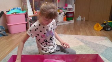 Kutusunda Bebek Olan Kız