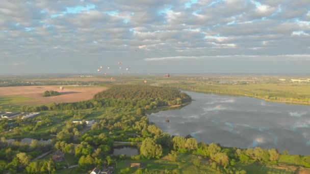 Ballons sur l'eau et la forêt — Video