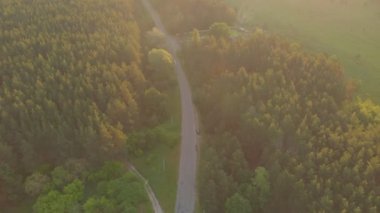 Otoyolda Karavanı Olan Araba