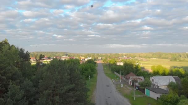 Globo de aire caliente alto en el cielo — Vídeo de stock