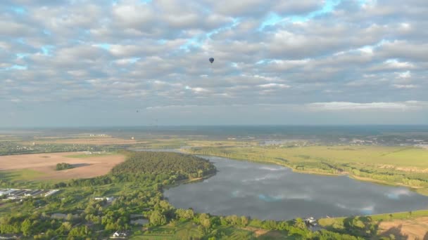 Globos de aire caliente en el cielo — Vídeo de stock