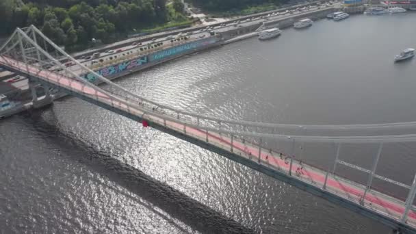 Puente peatonal Río Turistas — Vídeos de Stock