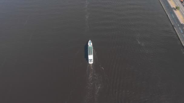 Pleziervaartuigen varen op de rivier — Stockvideo