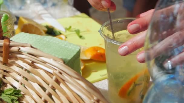 Cocktail avec orange et menthe — Video