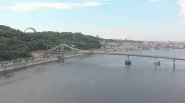 Nehrin Üzerinde Yaya Köprüsü