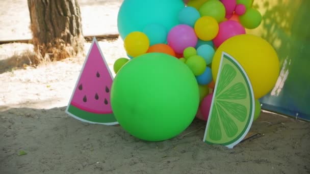 Barevné balónky dekorace — Stock video