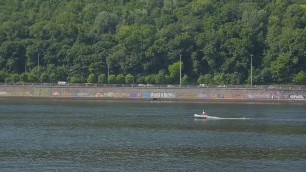 Barco de motor de borracha — Vídeo de Stock