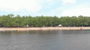 Kumsaldaki insanlar.