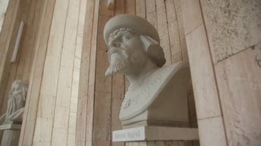 Bilge Yaroslav Anıtı