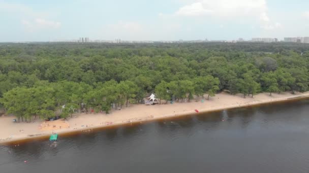 La gente nada en la playa de la ciudad — Vídeos de Stock