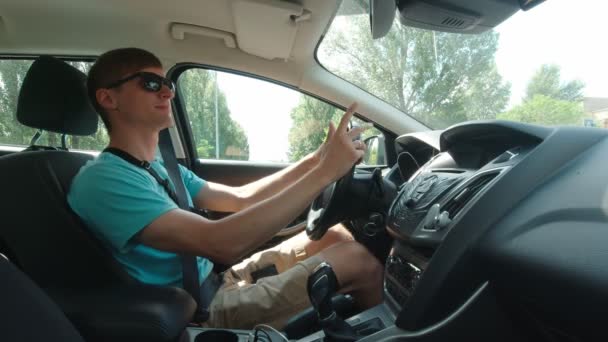 Чоловік слухає музику в машині — стокове відео