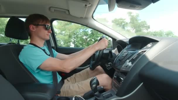 Людина швидкого водіння повільний рух — стокове відео